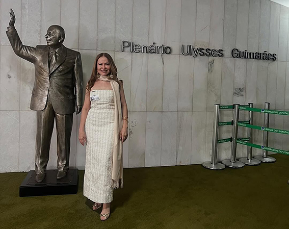 Van Fernandes participa de sessão solene em homenagem à ABRAS A empresária Van Fernandes esteve ontem, em Brasília, para prestigiar a sessão solene em homenagem à ABRAS (Associação Brasileira de Supermercados). O evento aconteceu na Câmara dos Deputados e reuniu importantes representantes do setor supermercadista, autoridades e lideranças empresariais.