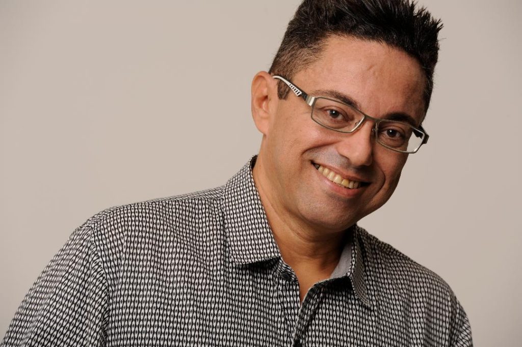 O jornalista e produtor Fábio Teles encerra um importante ciclo neste mês de agosto, após cinco anos à frente da gerência de eventos do Oyo Real Palace Hotel, em Teresina. A mudança ocorre com o fim da parceria do hotel com o Grupo Oyo Brasil e o início de um novo arrendamento com a Rede Andrade de Hotéis, sediada em Florianópolis (SC).Com a nova gestão, o setor de eventos será coordenado diretamente da capital catarinense, o que resultou em mudanças na equipe local, inclusive a não continuidade de Fábio no posto.

Mesmo com a transição, Fábio segue firme em novos projetos: continua atuando em seu portal de notícias, pretende impulsionar a produção das populares Caminhas Pets e também inicia uma nova fase na área de eventos, com a locação de equipamentos de som e iluminação para pequenas reuniões, palestras e encontros corporativos.