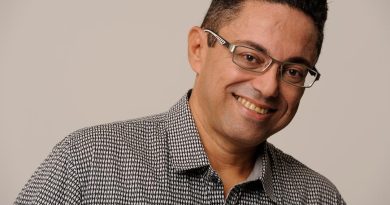 O jornalista e produtor Fábio Teles encerra um importante ciclo neste mês de agosto, após cinco anos à frente da gerência de eventos do Oyo Real Palace Hotel, em Teresina. A mudança ocorre com o fim da parceria do hotel com o Grupo Oyo Brasil e o início de um novo arrendamento com a Rede Andrade de Hotéis, sediada em Florianópolis (SC). Com a nova gestão, o setor de eventos será coordenado diretamente da capital catarinense, o que resultou em mudanças na equipe local, inclusive a não continuidade de Fábio no posto. Mesmo com a transição, Fábio segue firme em novos projetos: continua atuando em seu portal de notícias, pretende impulsionar a produção das populares Caminhas Pets e também inicia uma nova fase na área de eventos, com a locação de equipamentos de som e iluminação para pequenas reuniões, palestras e encontros corporativos.