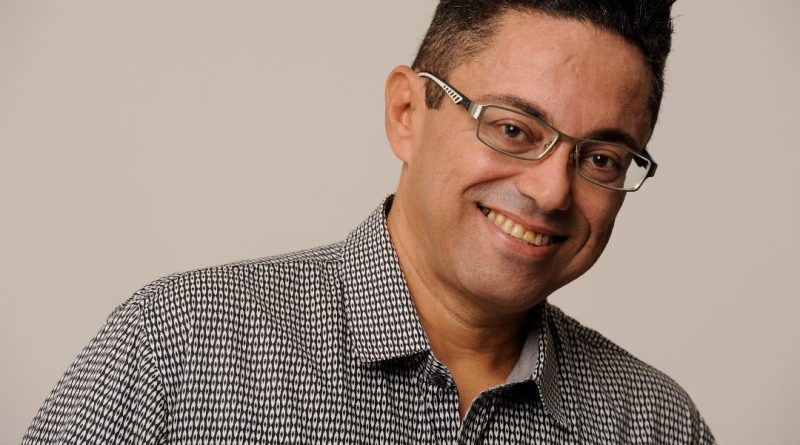 O jornalista e produtor Fábio Teles encerra um importante ciclo neste mês de agosto, após cinco anos à frente da gerência de eventos do Oyo Real Palace Hotel, em Teresina. A mudança ocorre com o fim da parceria do hotel com o Grupo Oyo Brasil e o início de um novo arrendamento com a Rede Andrade de Hotéis, sediada em Florianópolis (SC). Com a nova gestão, o setor de eventos será coordenado diretamente da capital catarinense, o que resultou em mudanças na equipe local, inclusive a não continuidade de Fábio no posto. Mesmo com a transição, Fábio segue firme em novos projetos: continua atuando em seu portal de notícias, pretende impulsionar a produção das populares Caminhas Pets e também inicia uma nova fase na área de eventos, com a locação de equipamentos de som e iluminação para pequenas reuniões, palestras e encontros corporativos.