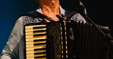 Artes de Março recebe o cantor e compositor Marcelo Jeneci nesta segunda-feira (16)