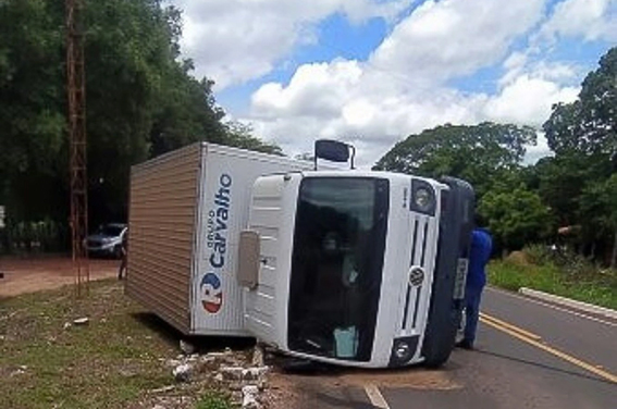 Caminhão de empresa de supermercados tomba na PI-113 após pneu estourar