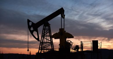 Petróleo dispara e registra maior alta semanal da história após escalada da guerra no Oriente Médio