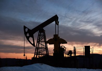 Petróleo dispara e registra maior alta semanal da história após escalada da guerra no Oriente Médio