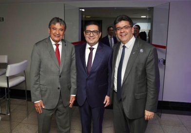 Rafael Fonteles prestigia posse de piauiense como presidente do Conselho Federal de Contabilidade e reforça importância da categoria