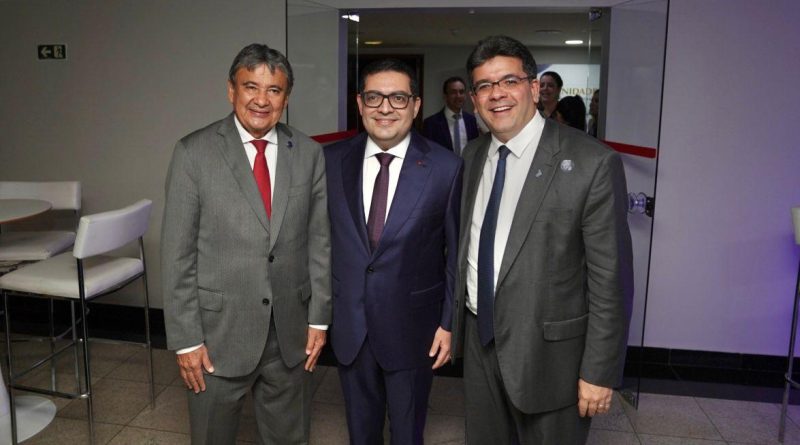 Rafael Fonteles prestigia posse de piauiense como presidente do Conselho Federal de Contabilidade e reforça importância da categoria