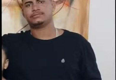 Motorista por aplicativo é executado a tiros em frente de casa