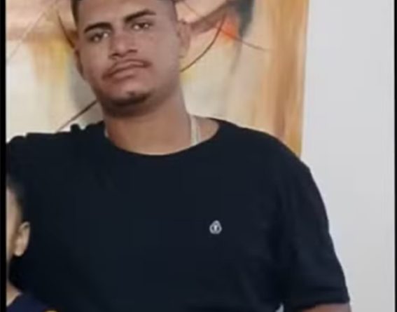 Motorista por aplicativo é executado a tiros em frente de casa