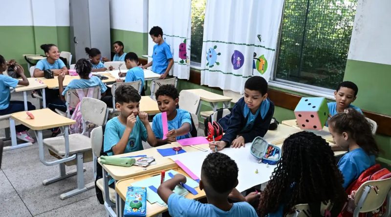 Professores da educação básica terão piso salarial de R$ 5,1 mil a partir de 2026