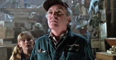 Ator James Handy morre após ser esfaqueado em casa; enteado é preso suspeito do crime