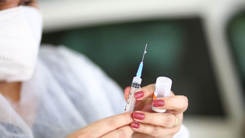 Anvisa atualiza regras para vacinas contra a Covid-19 e aprova novas variantes na composição
