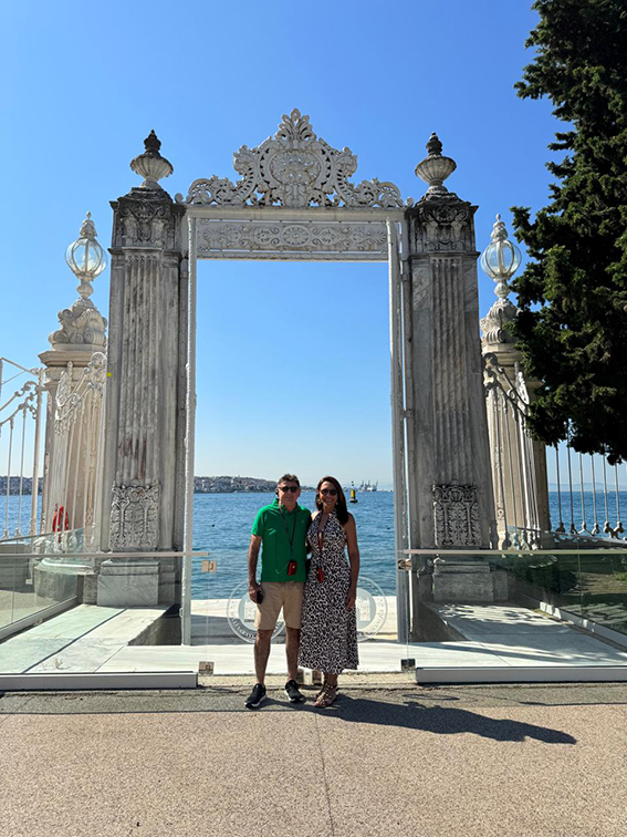 Em clima de aventura e encantamento, o casal formado pelo delegado Sérgio Rêgo e sua esposa, Noelia Leal, vive momentos inesquecíveis durante viagem pela Turquia. Entre os cenários deslumbrantes de Istambul e a magia da Capadócia, os dois ainda embarcaram em um divertido rally pelas paisagens da região, tornando a experiência ainda mais especial. Um registro de cumplicidade, boas memórias e muito charme internacional.