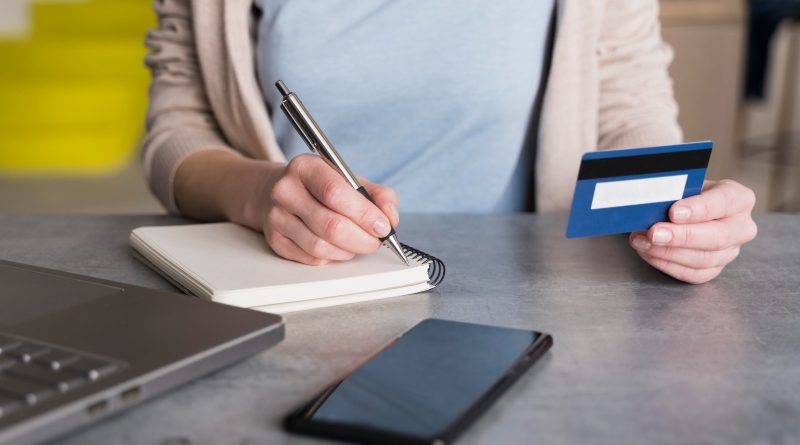 Educação financeira ajuda jovens a usar o cartão de crédito com responsabilidade