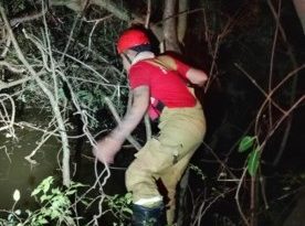 Mulher desaparece após carro capotar em manguezal no litoral do Piauí; homem morre no acidente