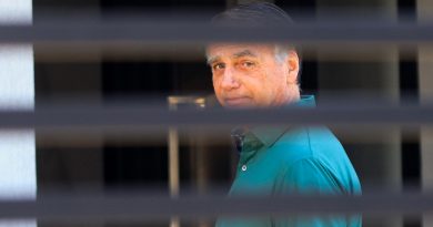Polícia Federal faz busca na casa de Jair Bolsonaro para verificar entrega de armas determinada pelo STF
