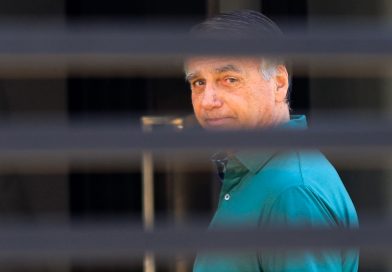 Polícia Federal faz busca na casa de Jair Bolsonaro para verificar entrega de armas determinada pelo STF