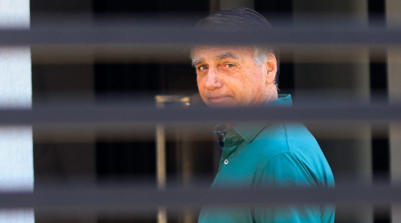 Polícia Federal faz busca na casa de Jair Bolsonaro para verificar entrega de armas determinada pelo STF