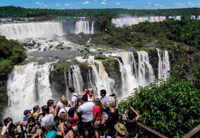 Turista holandês morre após embarcação de passeio tombar nas Cataratas do Iguaçu