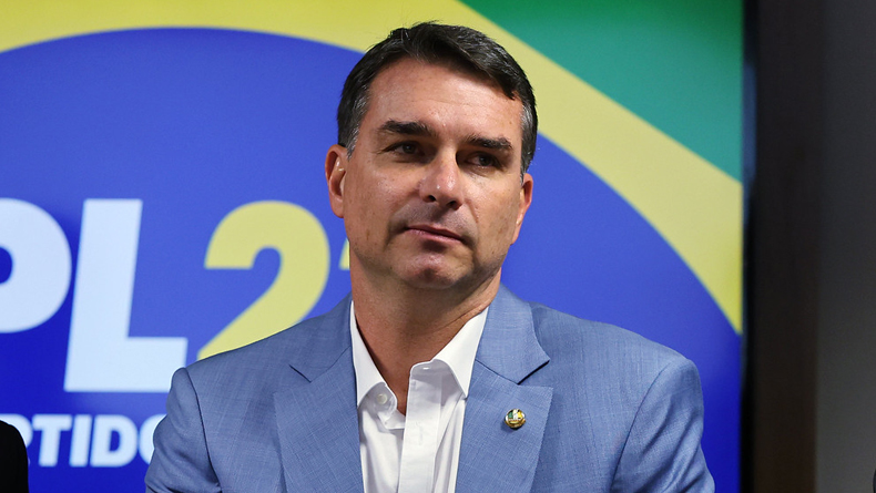 Flávio Bolsonaro faz aceno ao eleitorado feminino durante evento do PL no Rio de Janeiro