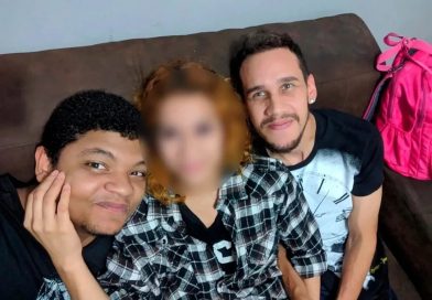 Jovem foi morto a facadas após companheira encerrar relacionamento a três
