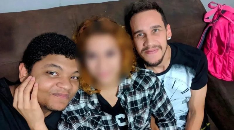 Jovem foi morto a facadas após companheira encerrar relacionamento a três