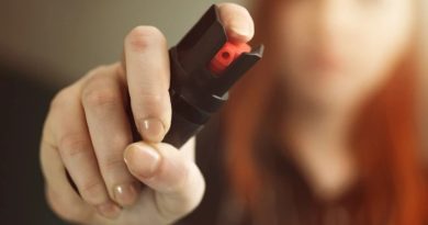 Lei autoriza mulheres maiores de 18 anos a comprar e portar spray de pimenta para defesa pessoal