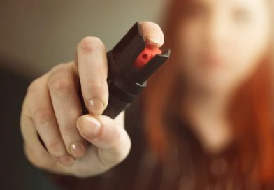 Lei autoriza mulheres maiores de 18 anos a comprar e portar spray de pimenta para defesa pessoal