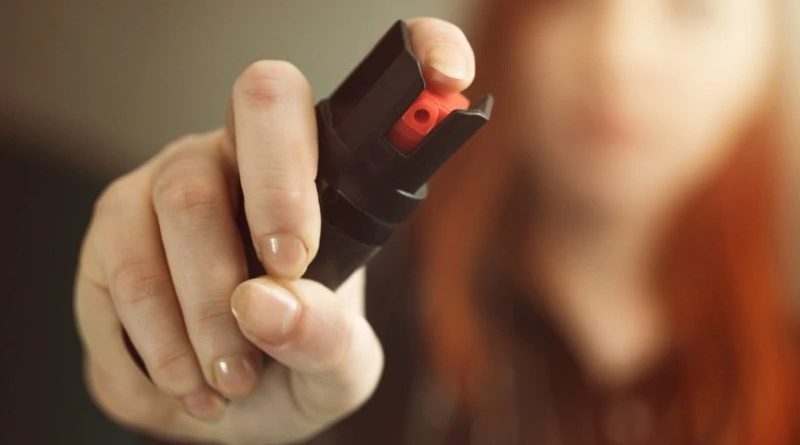 Lei autoriza mulheres maiores de 18 anos a comprar e portar spray de pimenta para defesa pessoal
