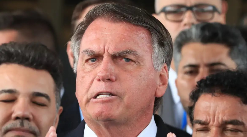 Nova ação da PF mira casa de Bolsonaro após questionamentos sobre paradeiro de armas