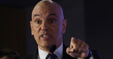 Moraes dá cinco dias para PGR se manifestar sobre defesa de Bolsonaro em caso de carta lida por Flávio