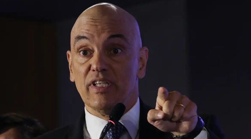 Moraes dá cinco dias para PGR se manifestar sobre defesa de Bolsonaro em caso de carta lida por Flávio