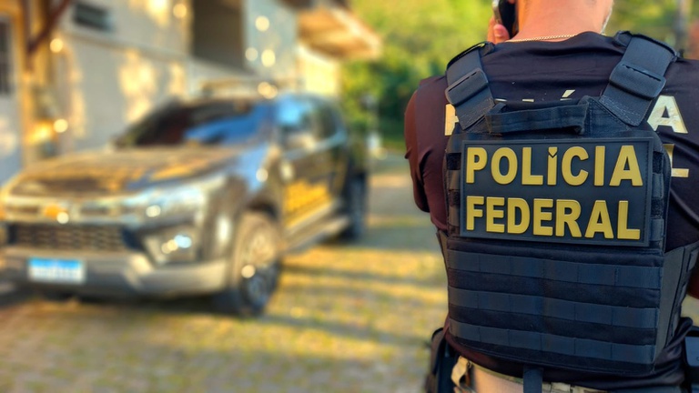Servidora é afastada e advogado, engenheiro do TCE e políticos são investigados em operação da PF