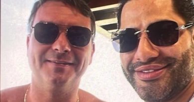 Flávio Bolsonaro nega conhecer homem apontado pela PF como líder de milícia privada após divulgação de foto