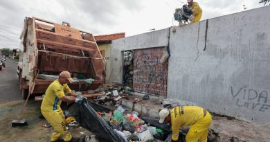 Retirada de lixo acumulado em residência no Promorar mobiliza equipes da Prefeitura de Teresina