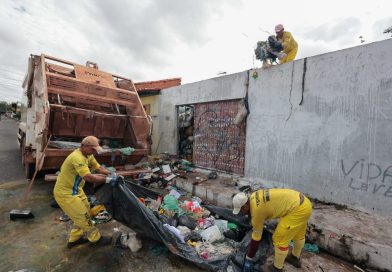 Retirada de lixo acumulado em residência no Promorar mobiliza equipes da Prefeitura de Teresina