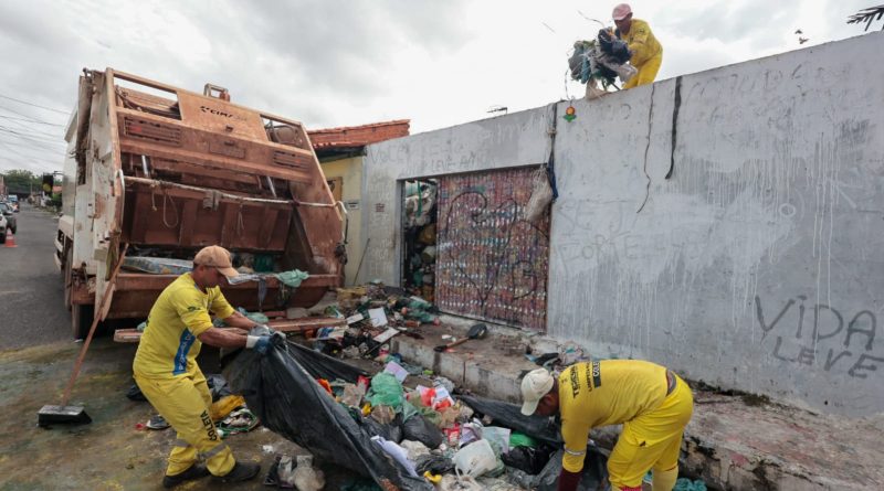 Retirada de lixo acumulado em residência no Promorar mobiliza equipes da Prefeitura de Teresina