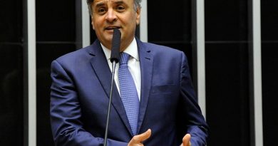 Aécio Neves anuncia candidatura ao Senado por Minas Gerais