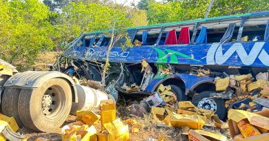 Colisão frontal entre caminhão e ônibus deixa dois mortos e três feridos na BR-316, em Caxias