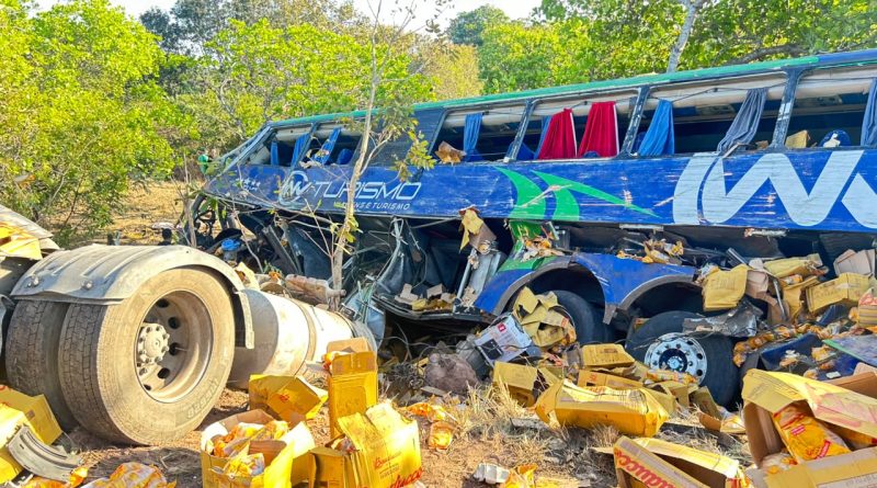 Colisão frontal entre caminhão e ônibus deixa dois mortos e três feridos na BR-316, em Caxias