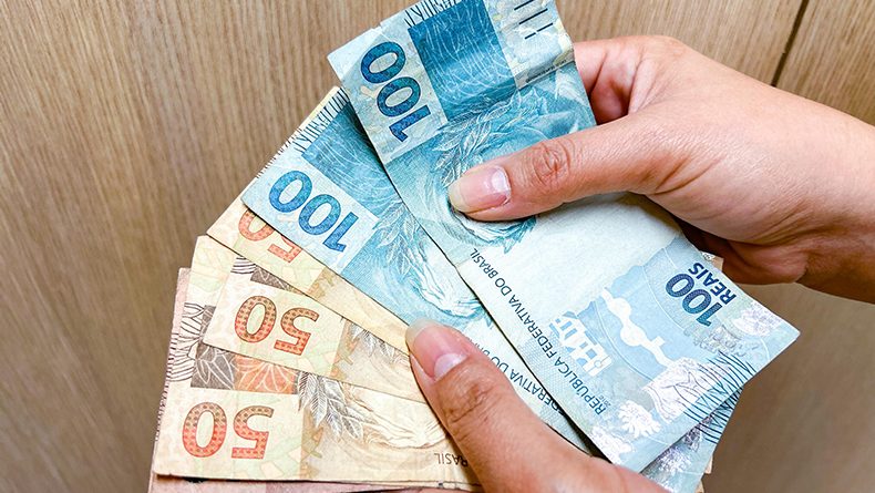 Salário mínimo pode subir para R$ 1.717 em 2027, prevê governo