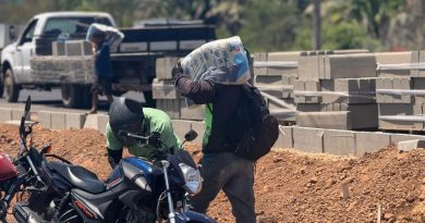 Carreta carregada com sacos de arroz tomba na BR-343, em Teresina, e carga é saqueada