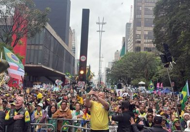Apoiadores de Flávio Bolsonaro realizam ato contra Lula e Alexandre de Moraes na Avenida Paulista