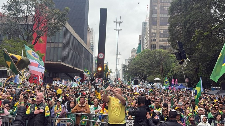 Apoiadores de Flávio Bolsonaro realizam ato contra Lula e Alexandre de Moraes na Avenida Paulista
