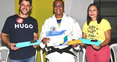 Prefeitura de Hugo Napoleão entrega kimonos a alunos do projeto de Judô