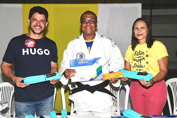 Prefeitura de Hugo Napoleão entrega kimonos a alunos do projeto de Judô