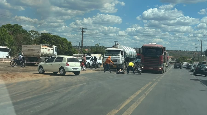 Mulher fica ferida em acidente na BR-226 próximo às obras de viaduto no Dirceu, em Teresina