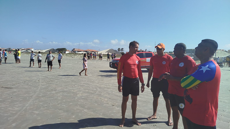 Banhista desaparece após se afogar na Praia de Atalaia, no litoral do Piauí