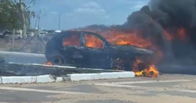 Carro pega fogo próximo a posto fiscal em Timon; veículo fica destruído