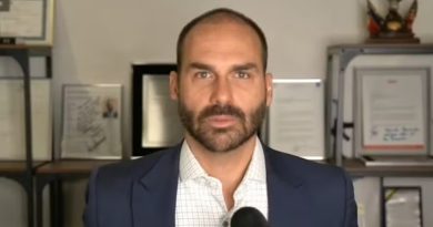 Eduardo Bolsonaro é demitido da Polícia Federal por abandono de cargo