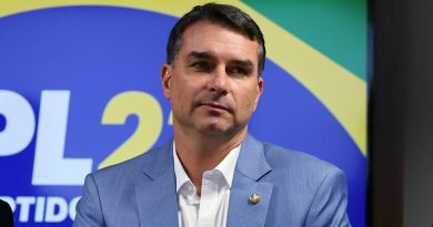 Flávio Bolsonaro viajou em jato ligado a empresa que teve Daniel Vorcaro como sócio